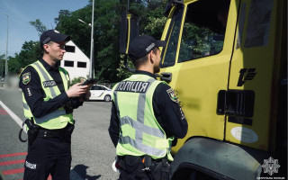 На Київщині у водіїв вантажівок та автобусів поліція перевіряє низку документів, фото