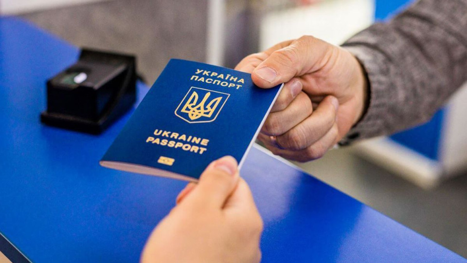 Украинские мужчины с 18 до 60 лет не смогут получить паспорта за границей, - постановление Кабмина