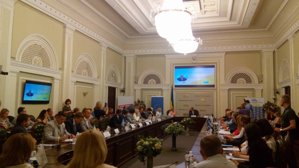 Парламентарии и судьи обсуждают конфликт на Донбассе
