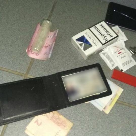 В Одессе полицейский и иностранец снабжали наркотиками зэков