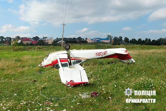 На Прикарпатье при аварийной посадке перевернулся самолет, есть пострадавшие. ФОТО