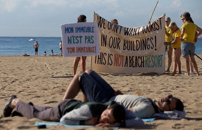 На городском пляже Барселоны местные жители протестовали против туристов