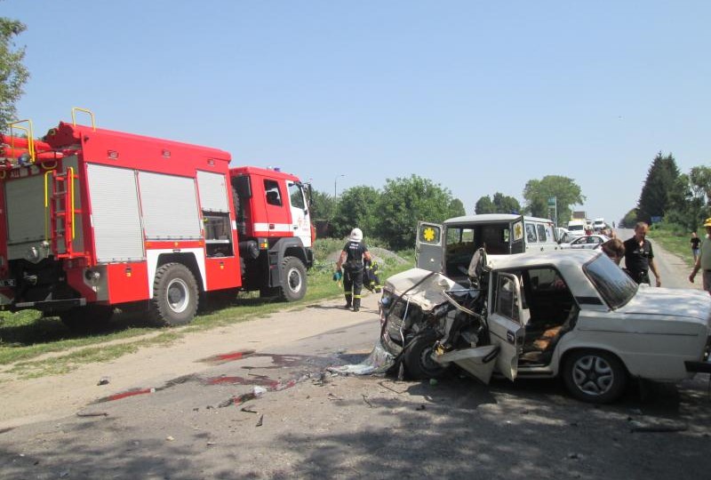 В Хмельницкой области спасатели освободили мужчину из покореженного авто