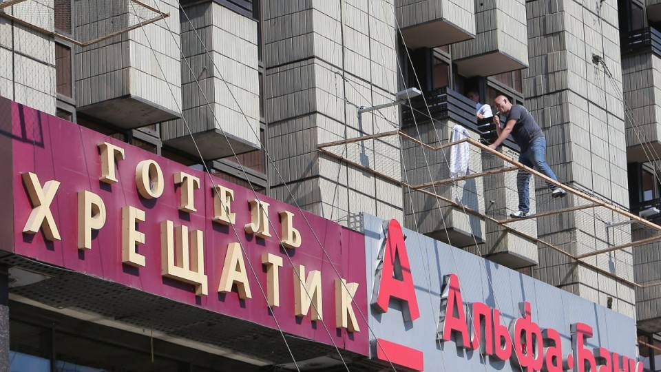 В центре Киева россиянин угрожает прыгнуть с третьего этажа
