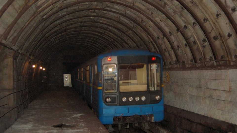 В Киеве задержали иностранца, прогуливающегося в тоннеле метро
