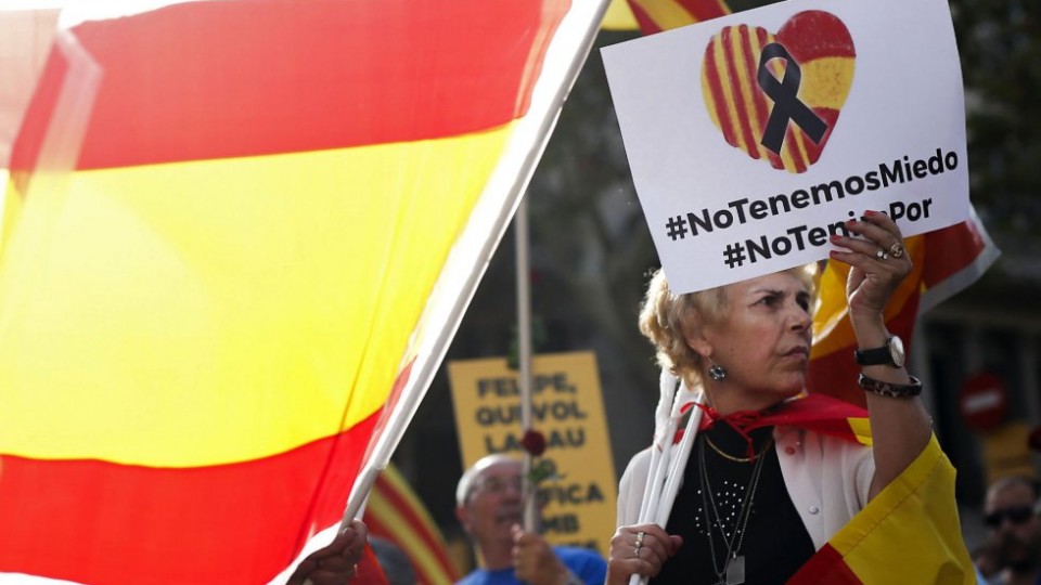 В Барселоне тысячи человек вышли на марш против терроризма