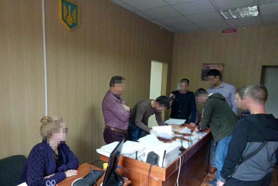 Судью в Полтавской области задержали на взятке (фото)