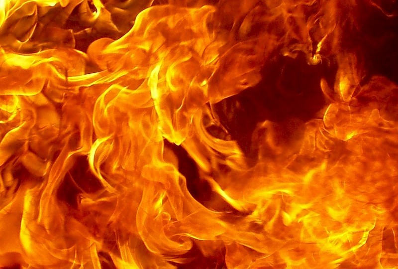 Киевлянин самостоятельно выбрался из горящего авто (фото, видео)