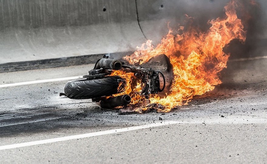 В Харьковской области воспламенился мотоциклист