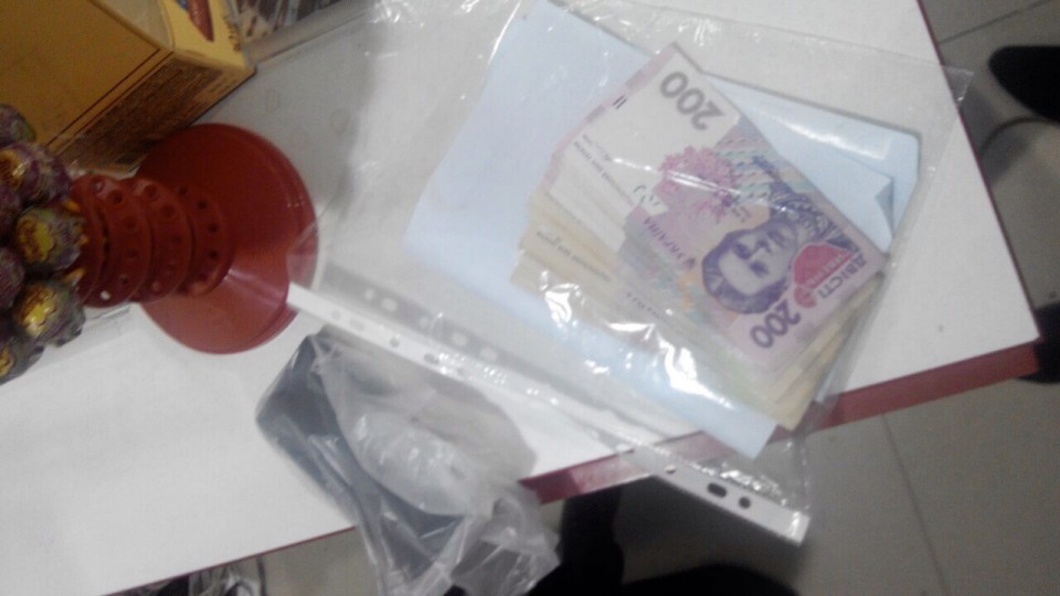 Полицейский в Мариуполе за взятку обещал «помочь» мужчине, состоявшему на учете в наркодиспансере