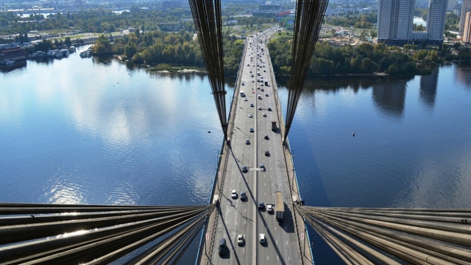 На одном из мостов Киева ограничено движение транспорта