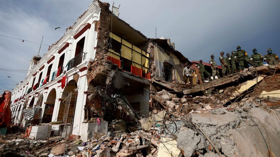 Десятки детей похоронило заживо землетрясение в Мексике