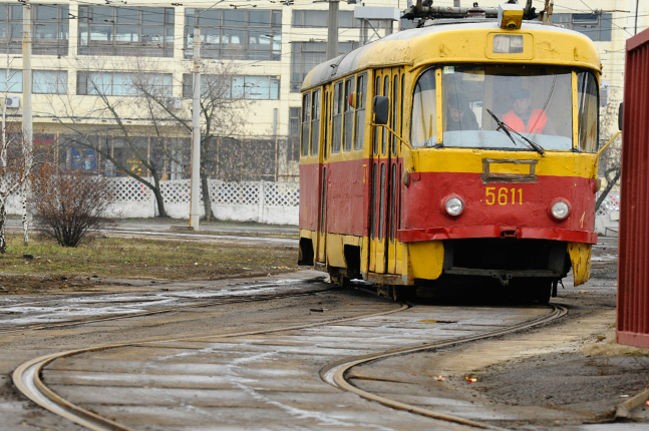 Киевский трамвай насмерть сбил женщину с ребенком