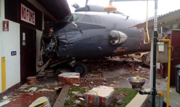 Военный самолет Ан-32 врезался в базу полиции (фото)