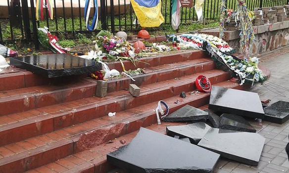 В Киеве вандал разбил памятники героям Небесной сотни (фото)