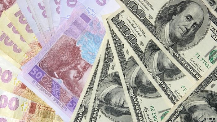 Украинцы активно несут доллары в банки