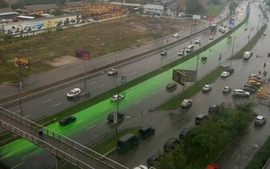 Ядовито-зеленая дорога появилась в Киеве (фото)