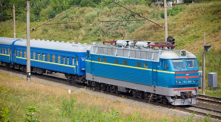 Поезда в Украине будут ездить по новому графику: что нужно знать