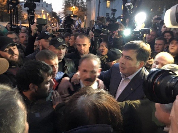Депутат Барна попал в объятья толпы под стенами Рады (видео)