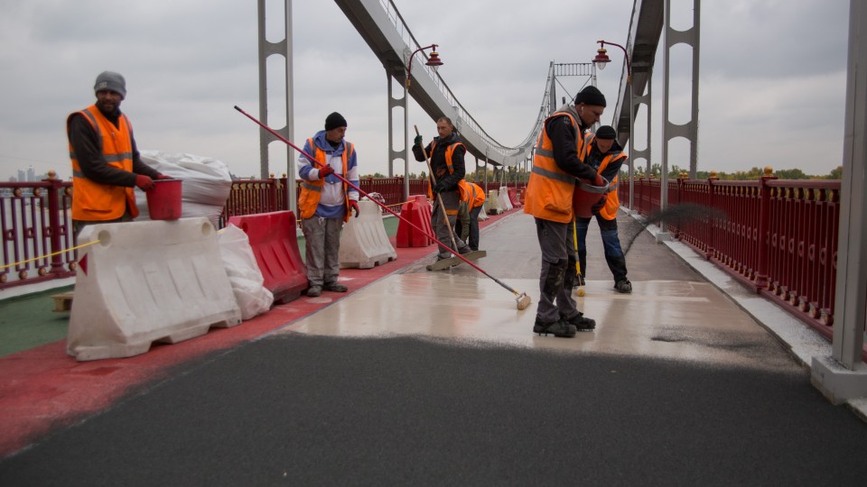В КГГА рассказали, когда закончится ремонт Паркового пешеходного моста