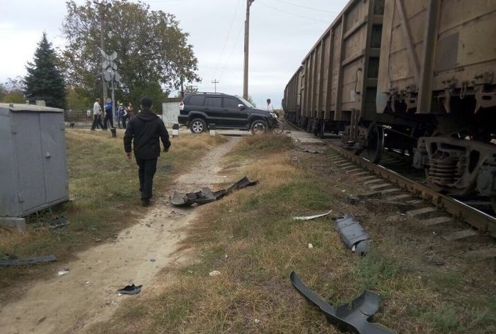 Не проскочил: джип в Одесской области протаранил поезд (фото)