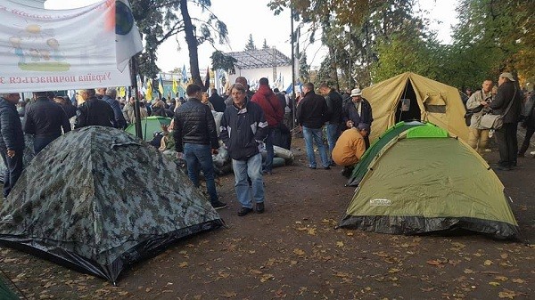 Под Радой протестующие устанавливают палатки (фото)