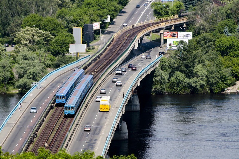 В Киеве ограничат движение транспорта через мост