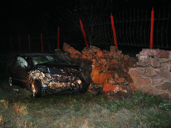 Смертельное ДТП под Житомиром: машина пробила каменный забор (фото)