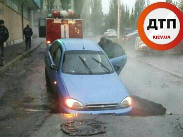 В Киеве под асфальт провалился автомобиль