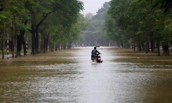 Страшная стихия во Вьетнаме: более 30 тысяч эвакуированных (фото)