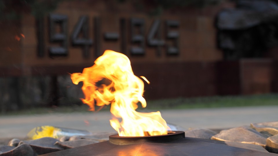 В Киеве вандалы залили Вечный огонь цементом (фото)