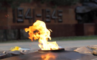 У Києві вандали залили Вічний вогонь цементом (фото)