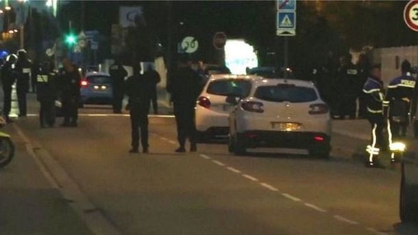 Во Франции автомобиль въехал в группу людей, есть пострадавшие