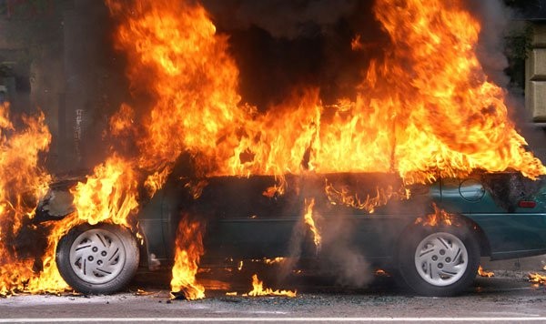 Ночной пожар в Харькове: спасатели тушили четыре машины (фото)