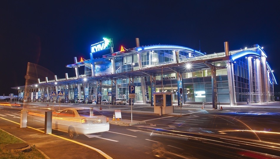 Киевский аэропорт захватили неизвестные (видео)
