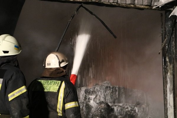 Масштабный пожар в Киеве: вспыхнуло здание на ул. Стеценко (фото)