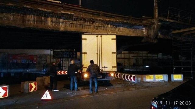 Грузовик намертво застрял под мостом в Киеве