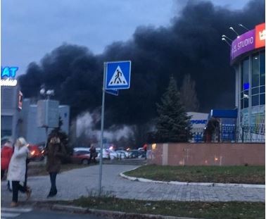 В Киеве загорелся крупный ТЦ (фото)