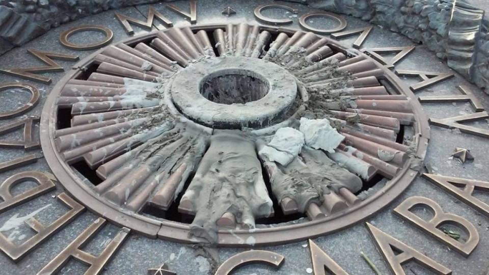 Вечный огонь в центре Киева опять залили цементом
