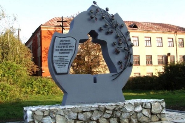 В Сумской области неизвестные облили памятник Голодомору жидким веществом