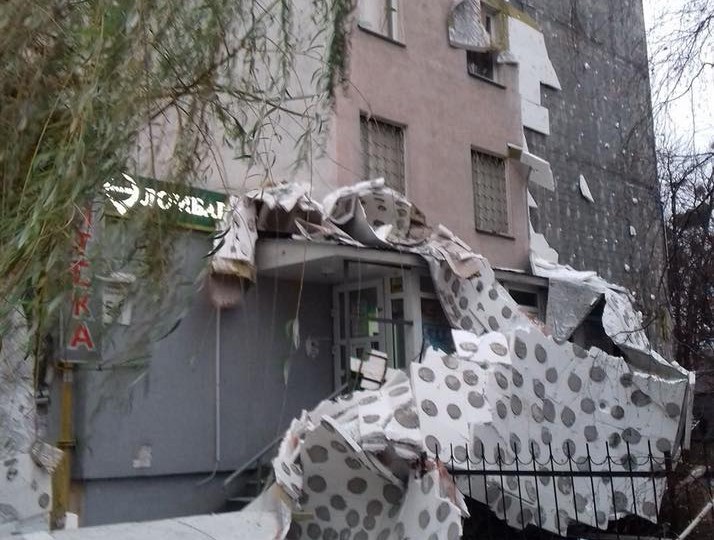 В Киеве со стены многоэтажки отвалился утеплитель