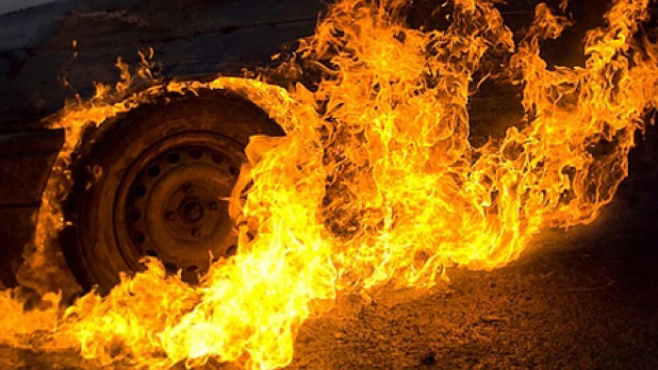Неизвестные в Днепропетровской области подожгли машину депутата
