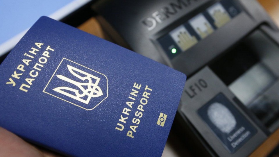Украина ускорит печать биометрических паспортов