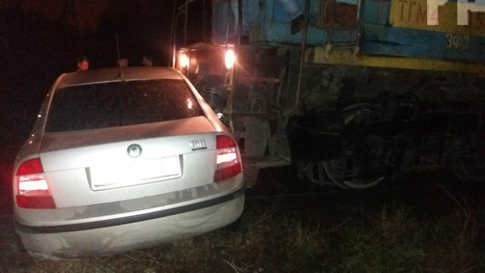 Локомотив на полной скорости протаранил автомобиль: водитель чудом выжил