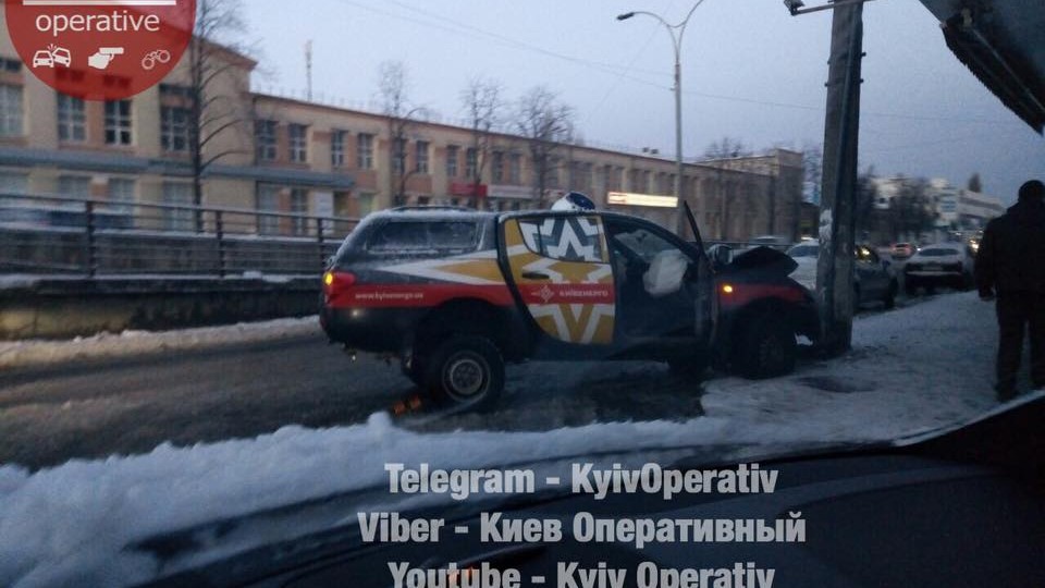 ДТП с участием автомобиля «Киевэнерго»: внедорожник не заметил столб (фото)