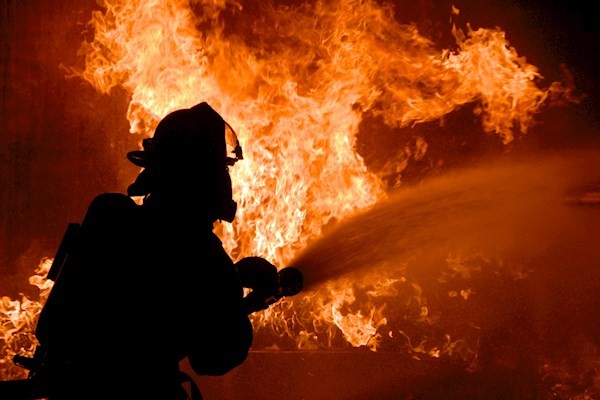 Крупный пожар в Киеве: появились фото