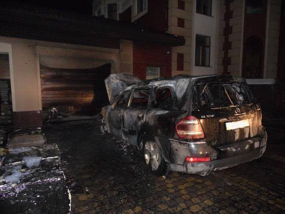 Неизвестные в Ровно подожгли автомобиль депутата (фото)