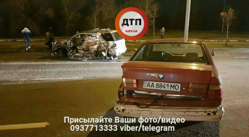 В Киеве эвакуатор вдребезги разнес Mercedes