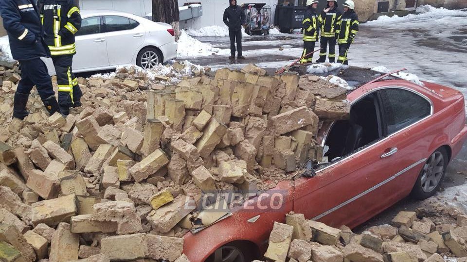 В столице рухнувшая стена повредила два автомобиля