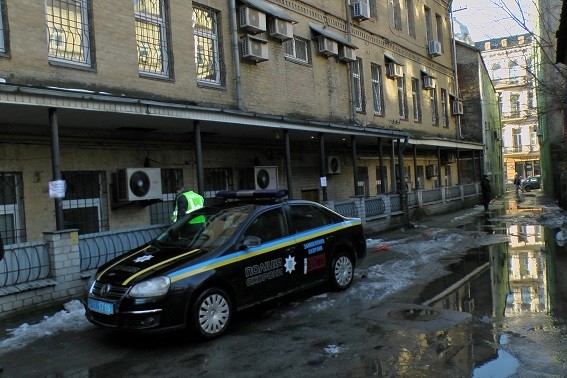 Киевская полиция задержала хулиганов, напавших с оружием на охранника